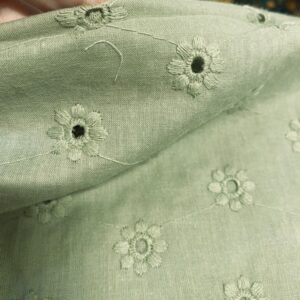 Bomuld små broderede blomster på lys salviegrøn