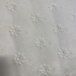 Bomuld små broderede blomster på hvid