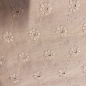 Bomuld små broderede blomster på beige