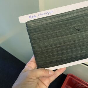 Foldeelastik satin mørk olivengrøn