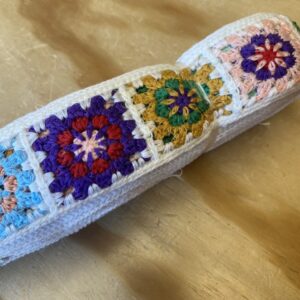 Hæklet oldemorfirkanter bånd - 50 mm hvid