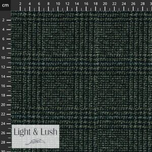 Light & Lush Chanel look ternet på grå