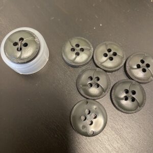 Pose 8 stk knapper - plastik læderlook mørk olivengrøn 18 mm