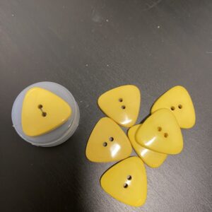 Pose 8 stk knapper - plastik trekant gul 20 mm